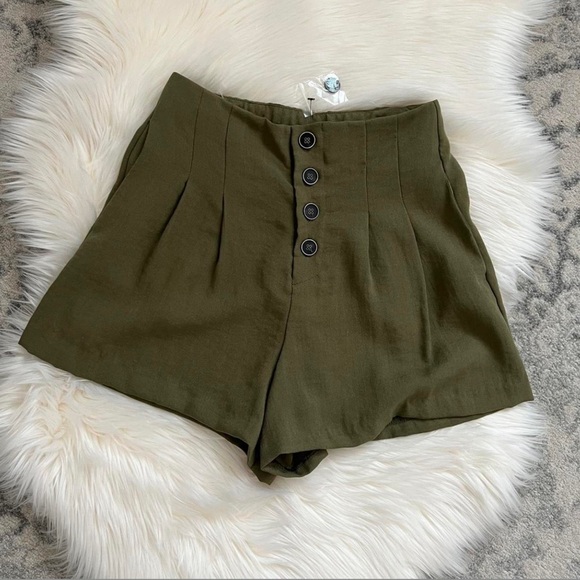 Lulu’s Shorts - Picture 2 of 4